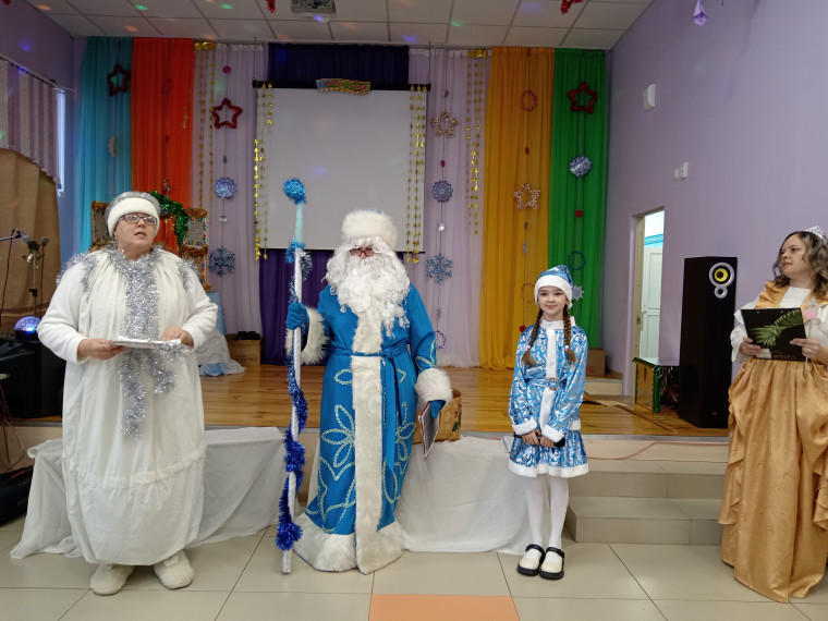 Новогодний праздник в школе.
